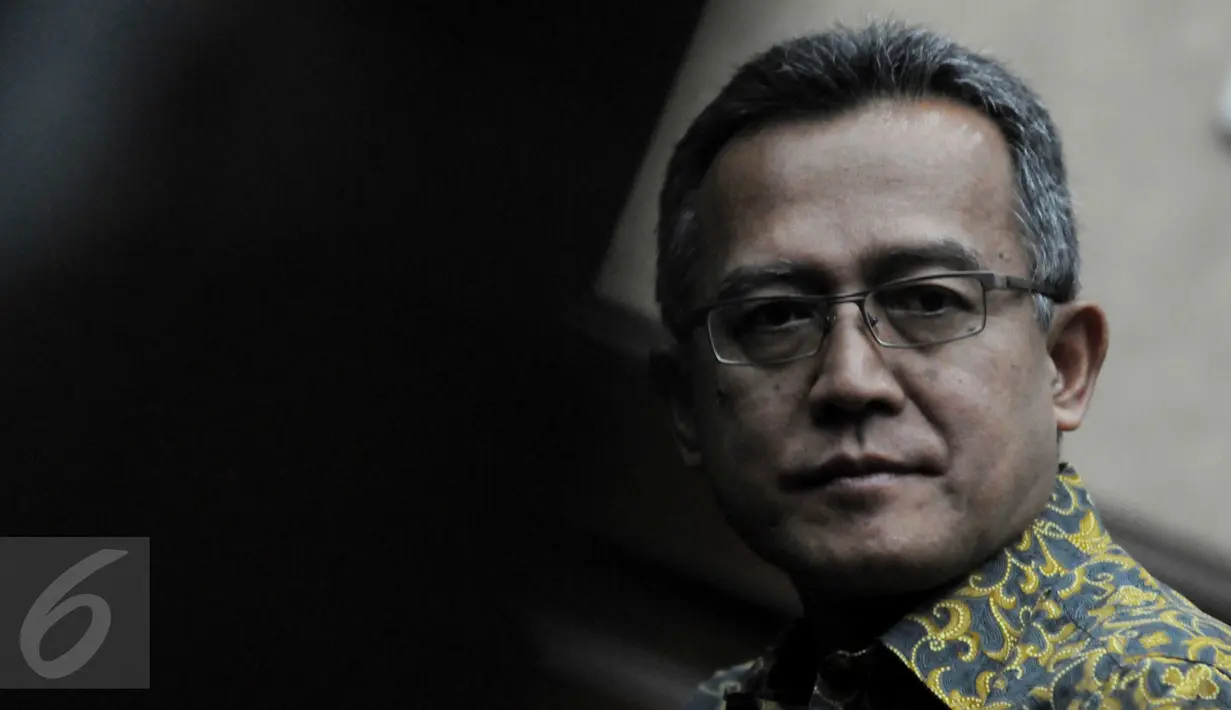 Terdakwa Ketua PTUN Medan, Tripeni Irianto Putro divonis Hakim dengan hukuman 2 tahun penjara dan denda Rp200 juta subsider 2 bulan kurungan, Jakarta, Kamis (17/12/2015). Tripeni terbukti menerima suap dari OC Kaligis. (Liputan6.com/Helmi Afandi)