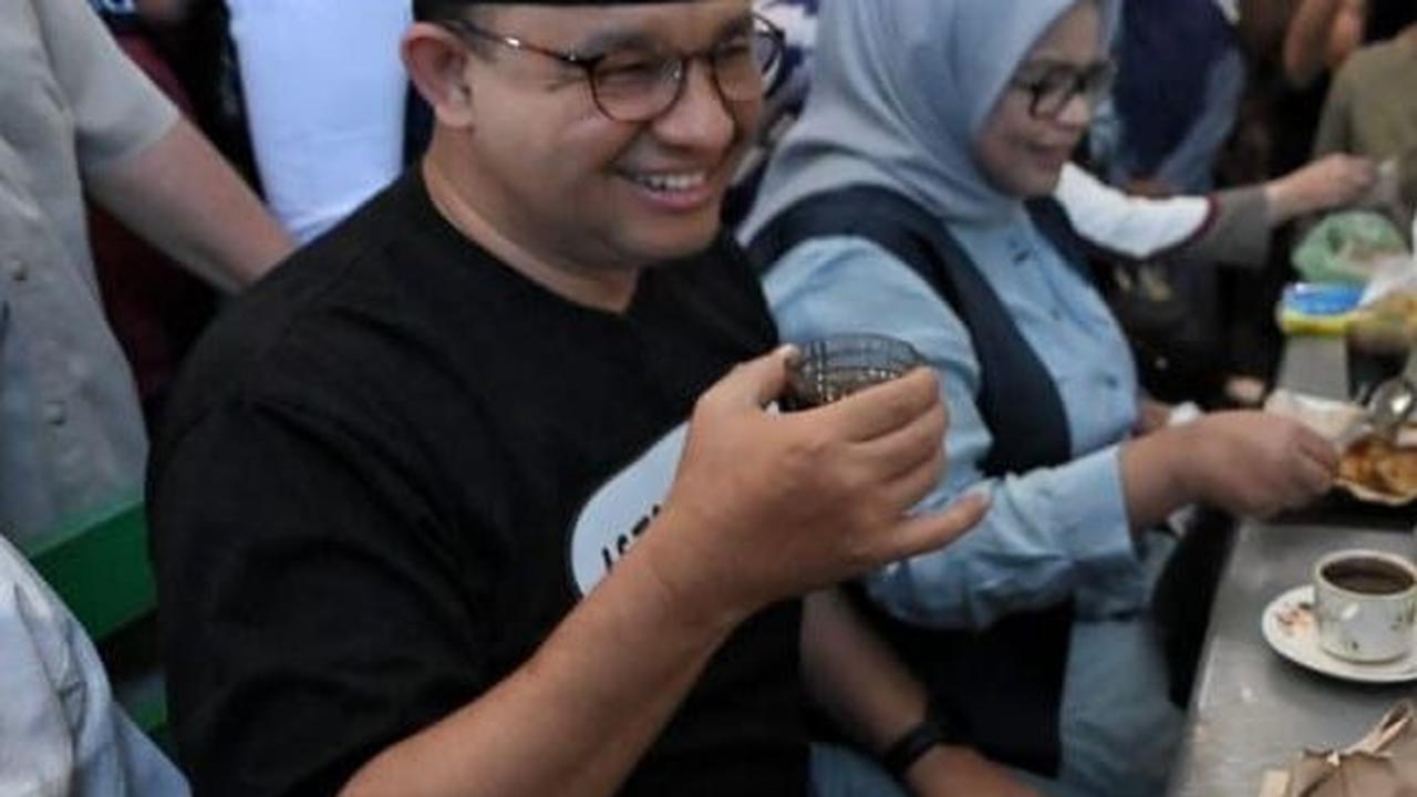 Anies Dikelilingi Emak-Emak di Pasar Situbondo, Tulisan Kaosnya Bikin Salah Fokus