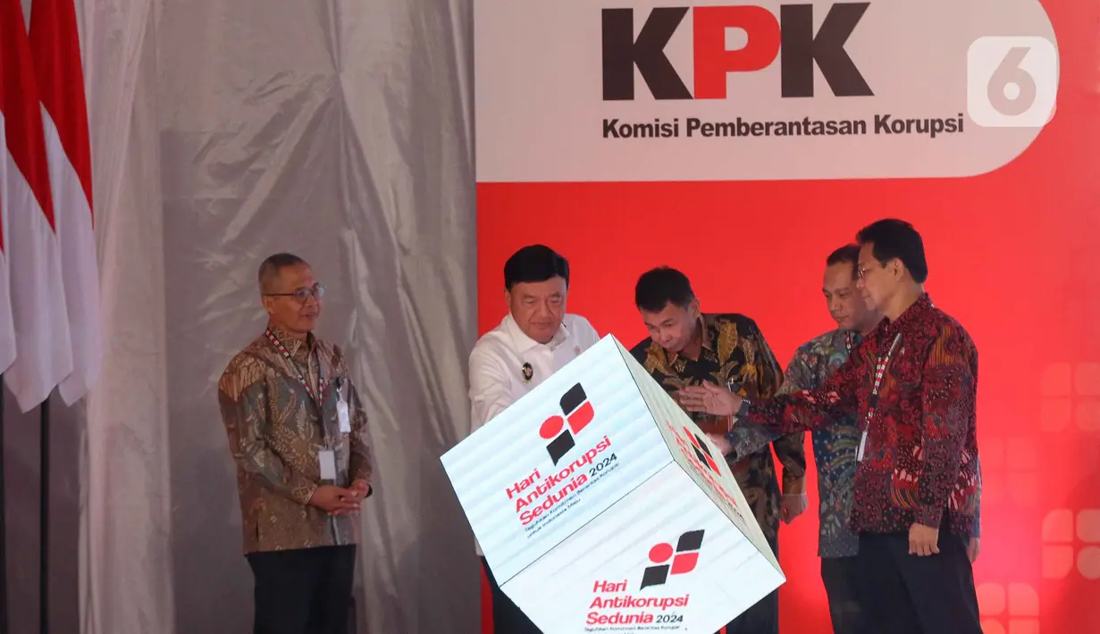 Ketua Komisi Pemberantasan Korupsi (KPK) Nawawi Pomolango (tengah) didampingi Menteri Koordinator bidang Politik dan Keamanan (Menko Polkam) Budi Gunawan (kedua kiri) pada peringatan Hari Antikorupsi Sedunia 2024 di Gedung Merah Putih KPK, Jakarta, Senin (9/12/2024). (Liputan6.com/Herman Zakharia)