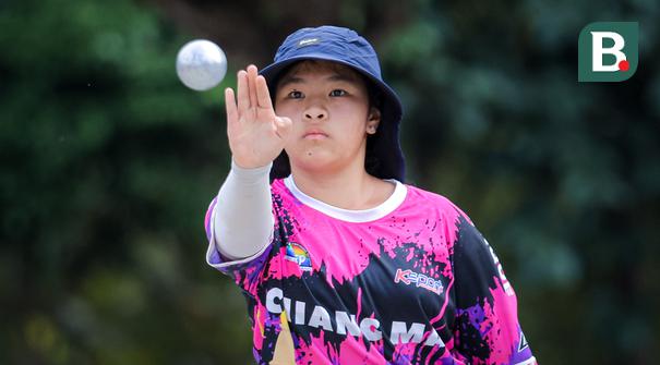 Sejumlah warga Thailand memainkan olahraga Petanque di Lapangan Latih Dua Kompleks 700th Anniversary of Chiang Mai Stadium, Kamis (11/12/2025).
