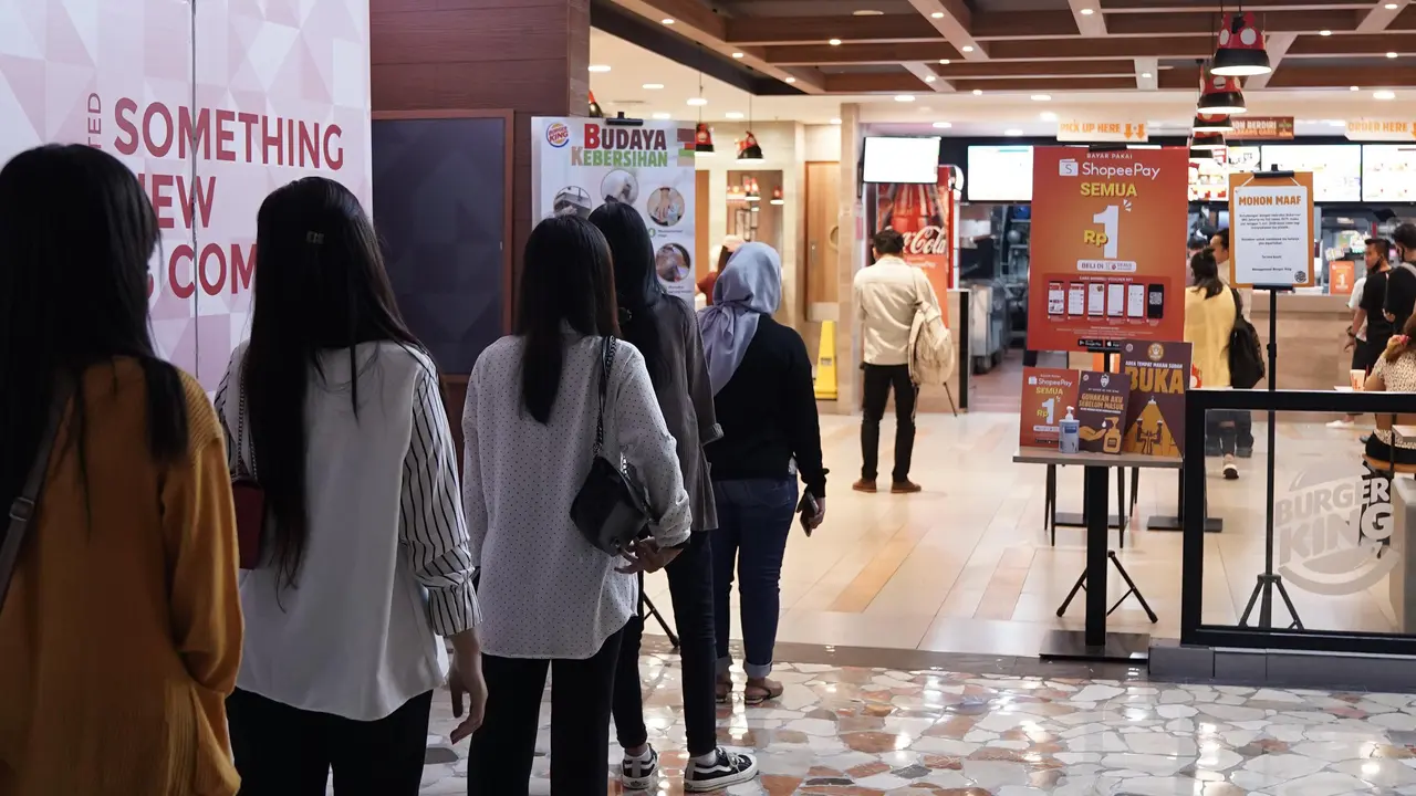 Antrean tertib di Burger King bayar pakai Shopeepay