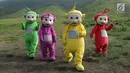 Warga berkostum teletubbies berjalan menghibur wisatawan di Bukit Teletubies kawasan Taman Nasional Bromo Tengger Semeru (TNBTS), Jawa Timur, Selasa (26/3). Dalam sehari masing-masing mendapatkan rata-rata Rp 50 ribu dengan foto bersama wisatawan. (merdeka.com/Arie Basuki)