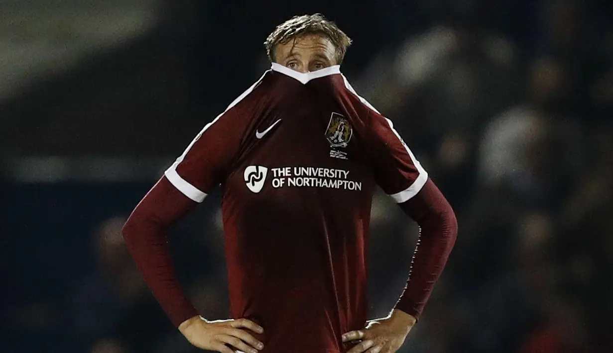 Pemain Northampton Town, Matthew Taylo terlihat sedih usai kalah dari Manchester United pada piala liga Inggris di Sixfields Stadium, (22/9/2016) dini hari WIB. (Reuters/Darren Staples)