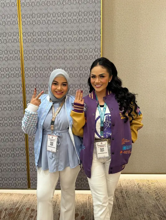 “Berbeda tapi tetap bersama yaa, kalau kata gemi keluarga demokrasi,” tulisnya dalam postingan tersebut. [@aurelie.hermansyah/@krisdayantilemos]