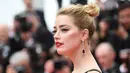 Aktris AS Amber Heard saat tiba pemutaran film "Sorry Angel (Plaire, Aimer et Courir Vite)" pada Festival Film Cannes ke-71 di Cannes, Prancis (10/5). Amber Heard tampil mengenakan gaun bermotif bunga. (AFP Photo/Loic Venance)