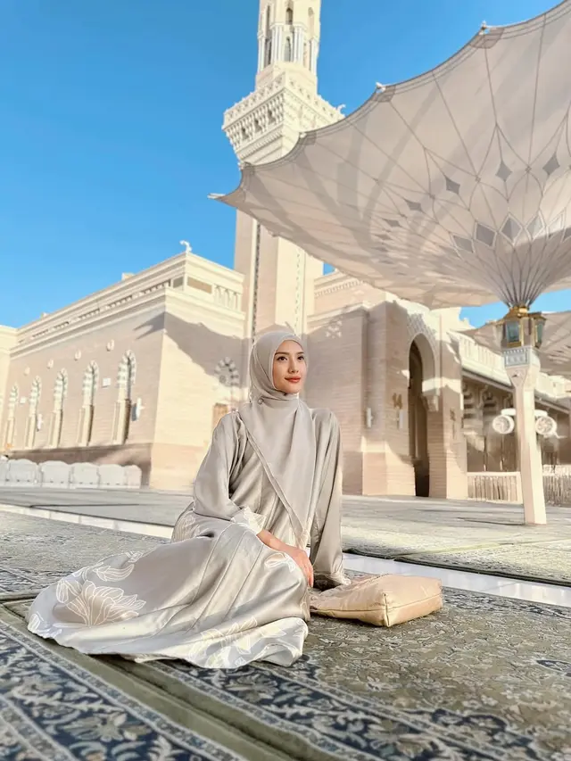 Deretan Gaya Hijab Anissa Aziza Selama Umrah, Anggun Bergaya Syar’i