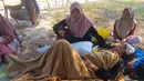Seorang penyintas gempa dirawat di luar puskesmas di Riung, provinsi Nusa Tenggara Timur, Indonesia, Sabtu, 15 Agustus 2026. (AP Photo/Ditho Wahyudin)