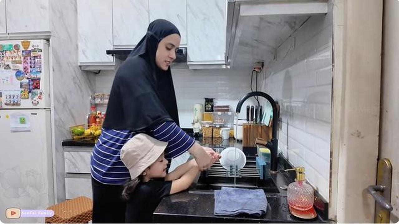 6 Potret Dapur dan Meja Makan di Rumah Fairuz A Rafiq, Modern Minimalis