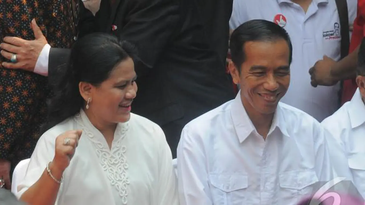 Jadi Daya Tarik di Ponpes Cipasung, Isri Jokowi Difoto & Disalami