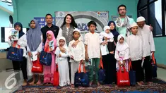 SCTV dan Indosiar berbagi kasih dan kebahagiaan bersama mereka yang membutuhkan melalui kegiatan buka puasa bersama dengan sejumlah anak yatim, Jakarta, Kamis (16/6/2016). (Liputan6.com/Herman Zakharia)