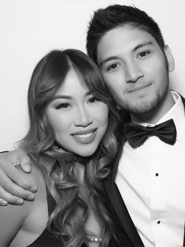 Suasana romantis saat putra bungsu Bambang dan Halimah itu melamar sang kekasih. Berhias mawar mewar seputar keduanya. Acara berlangsung di Villa De Leon, Amerika Serikat. (Instagram/keziatoemion)