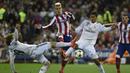 Pertandingan yang berlangsung di Estadio Vicente Calderon, Rabu (15/4/2015) dini hari WIB, berjalan sengit sejak menit awal. Namun, Real Madrid tampil lebih mendominasi. (AFP PHOTO/PIERRE-PHILIPPE MARCOU)