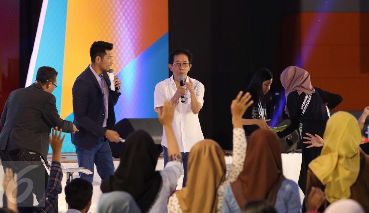 Direktur Marketing PT Sido Muncul Irwan Hidayat yang merupakan cucu pendiri Sido Muncul itu berbagi tips untuk ribuan peserta workshop Emtek Goes To Campus (EGTC) 2017 di Universitas Negeri Malang, Kamis (4/5). (Liputan6.com/Helmi Afandi)