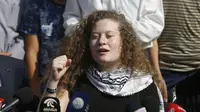 Ahed Tamimi saat konferensi pers di Nabi Saleh, Tepi Barat dekat kota Ramallah, Minggu, 29 Juli 2018. (Majdi Mohammed / Associated Press)