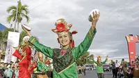 Penari beraksi membawakan Tari Piring khas Minangkabau sebelum start Tour de Singkarak 2016 di Sijunjung, Sumatera Barat, (12/8/2016). (Bola.com/Nicklas Hanoatubun)