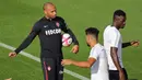 Pelatih baru AS Monaco, Thierry Henry, saat memimpin sesi latihan di La Turbie, Monaco, Jumat (19/10/2018). Thierry Henry menggantikan posisi Leonardo Jardim yang baru saja dipecat pada awal musim ini. (AFP/Valery Hache)