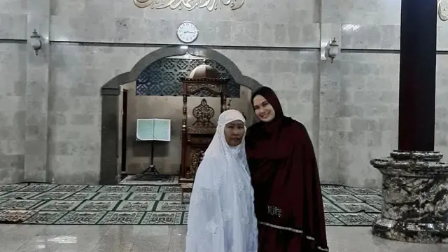 Cathrine Wilson tampil cantik berhijab