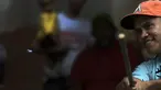 Seorang pemukul mengayunkan tutup botol saat memainkan permainan tradisional "chapitas" atau Caps, di Caracas, Venezuela, 29 Januari 2022. Permainan populer mirip dengan bisbol ini dimainkan dengan tutup botol sebagai pengganti bola, dan tongkat sebagai pengganti pemukul. (AP/Matias Delacroix)
