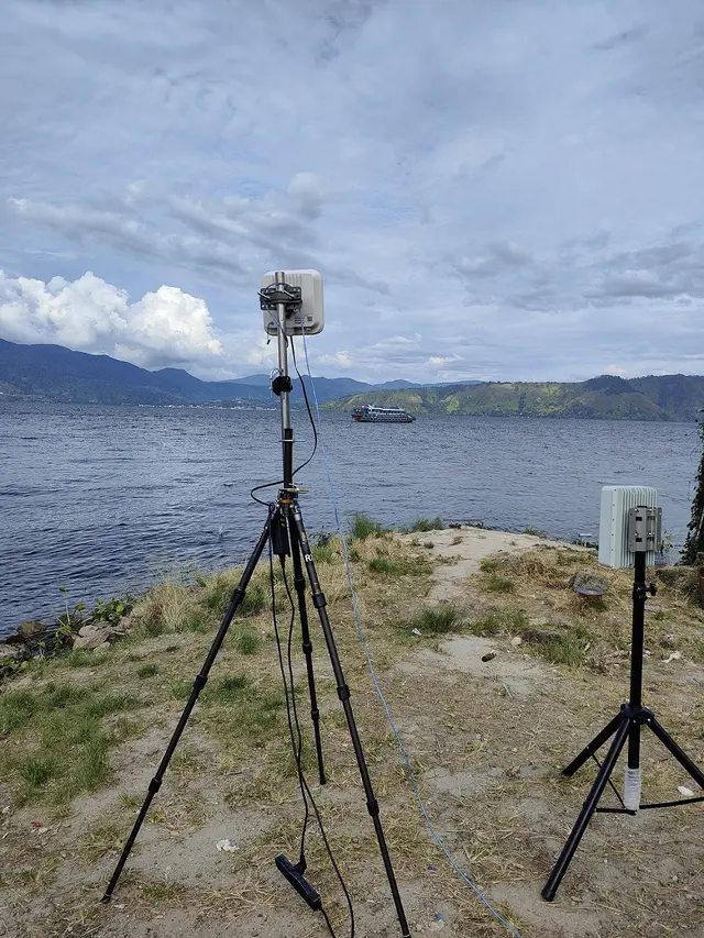 Telkomsel, Ericsson dan Qualcomm melakukan uji coba layanan Fixed Wireless Access menggunakan teknologi Extended-Range 5G dengan bandwidth 800 MHz pada frekuensi mmWave 26 GHz di Kawasan Danau Toba, Sumatera Utara (Dok. Telkomsel)