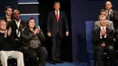 Capres dari partai Republik AS, Donald Trump berjalan memasuki panggung sebelum debat capres AS putaran kedua yang diadakan di Washington University, St Louis, AS, Minggu (9/10). (REUTERS/Mike Segar)
