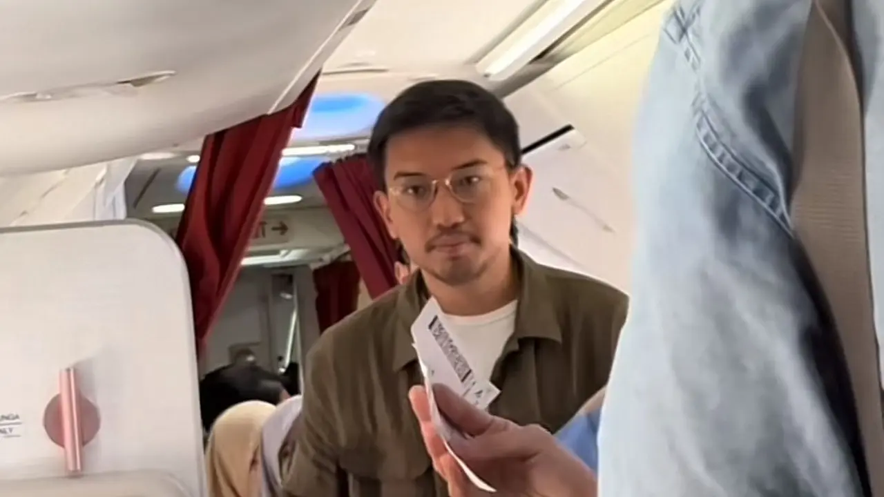 Gusti Bhre dari Keraton Solo, Mangkunegara X tampak naik sebuah maskapai pesawat dan duduk di kelas ekonomi