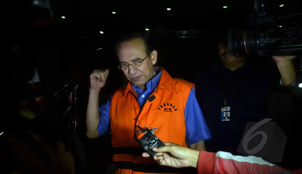 Mantan Menag Suryadharma Ali mengepalkan tangannya seusai menjalani pemeriksaan di KPK, Jakarta, Selasa (28/4/2015). SDA diperiksa sebagai tersangka dalam kasus dugaan korupsi penyelenggaraan haji di Kementerian Agama. (Liputan6.com/Helmi Afandi)