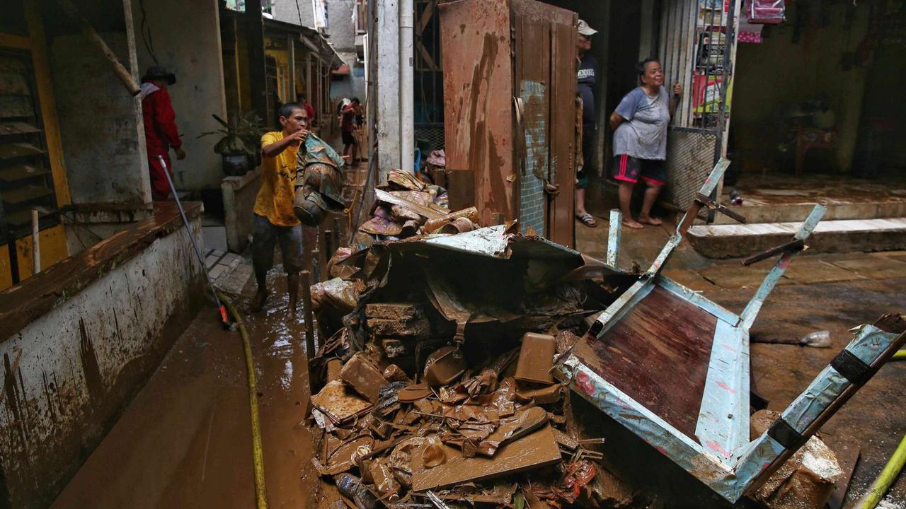 Warga berjibaku bersihkan sampah dan lumpur sisa banjir