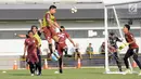 Pemain Persija, Addison Alves (tengah) menyundul bola saat latihan resmi jelang laga melawan Arema pada lanjutan Liga 1 Indonesia 2018 di Lapangan B Kompleks GBK, Jakarta, Jumat (30/3). (Liputan6.com/Helmi Fithriansyah)