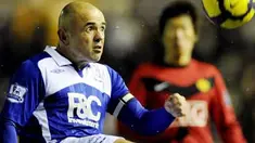 Gaya kapten dan bek kanan Birmingham City Stephen Carr beraksi dengan bola di laga lanjutan EPL melawan Manchester United di St Andrews Stadium, 9 Januari 2010. AFP PHOTO / ADRIAN DENNIS