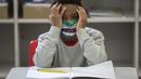 Seorang siswa mengenakan masker pada hari pertama kembali ke kelas tatap muka di tengah pandemi COVID-19 di sekolah umum Raul Antonio Fragoso di Sao Paulo, Brasil (8/2/2021). Pemerintah negara bagian Sao Paulo telah mengizinkan sekolah tatap muka. (AP Photo/Andre Penner)