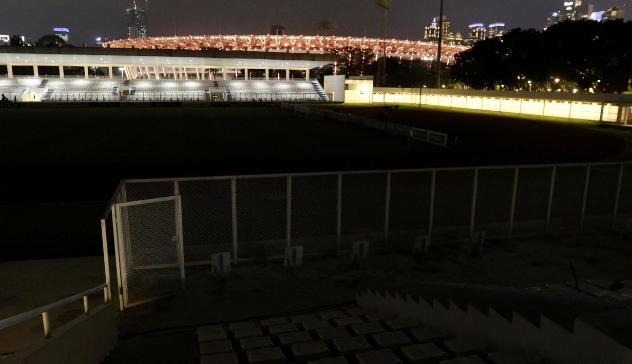 Tanda-tanda laga uji coba itu batal terlihat dari lampu Stadion Madya yang padam kurang dari satu jam sebelum kick-off. (Foto: Bola.com/M. Iqbal Ichsan)