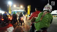 Pemudik bermotor bersiap masuk ke dalam kapal penyeberangan di Dermaga 6 Pelabuhan Merak, Banten, Kamis (22/6). Dini hari, ribuan pemudik bermotor antri menyeberang dari Pelabuhan Merak menuju Bakauheni, Lampung. (Liputan6.com/Helmi Fithriansyah)