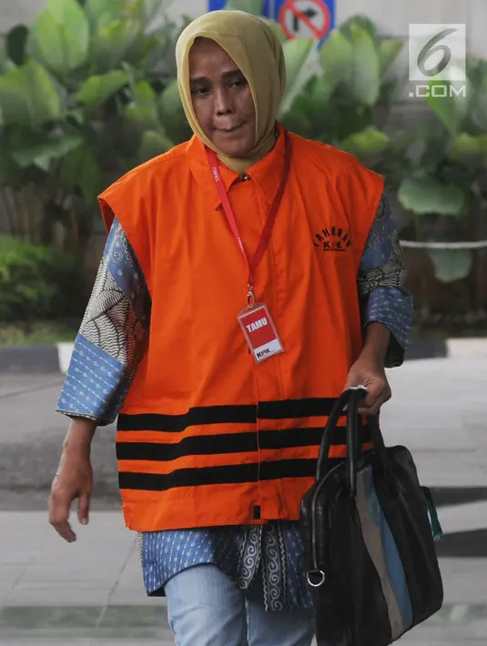 Anggota DPRD Kota Malang Wiwik Hendri Astuti untuk menjalani pemeriksaan di gedung KPK, Jakarta, Selasa (17/4). Wiwik diperiksa terkait dugaan suap pembahasan APBD-P Pemerintah Kota Malang Tahun 2015. (Merdeka.com/Dwi Narwoko)