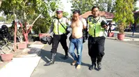 Didik Junaidi, maling yang ditangkap Kyai di Bangkalan, saat dibawa petugas ke Mapolres Bangkalan/ Musthofa Aldo