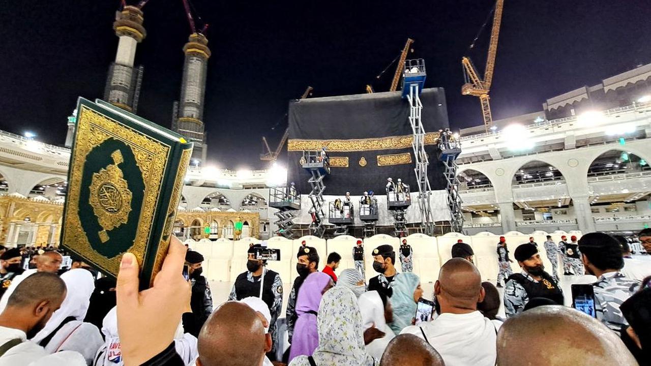 "Kiswah Ka’bah memiliki sejarah yg panjang, sejak zaman leluhur nabi, begitu juga dengan bahan dan warna yg digunakan," kata Nasrullah.