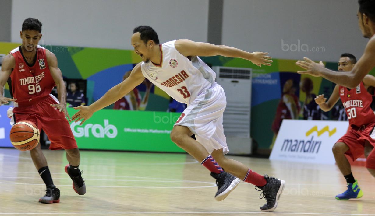 Pemain Indonesia, Arki Wisnu berusaha menjangkau bola dari kejaran pemain Timor Leste pada laga perdana test event Basketball Asian Games 2018 di Hall A Senayan, Jakarta, Rabu (7/2/2018).  Indonesia menang 135-30. (Bola.com/Nicklas Hanoatubun)