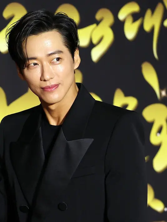 <p>Di posisi keempat ada aktor serba bisa Nam Goong Min yang berhasil mengumpulkan 1,5% suara publik. Dikenal karena kemampuannya yang seperti bunglon dalam memainkan berbagai peran, menjadikannya sosok yang dihormati dan dicintai di dunia hiburan Korea Selatan. (Foto: Instagram/ min_namkoong)</p>
