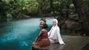 Dinda Hauw dan Rey Mbayang di Kalibiru Raja Ampat. [Foto: Instagram/dindahw]