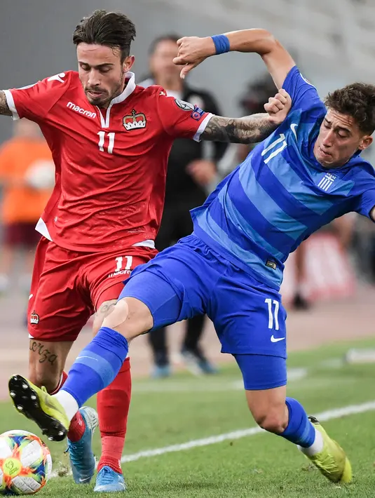 Bek Yunani, Kostas Tsimikas (kanan) berusaha merebut bola Penyerang Liechtenstein Dennis Salanovic pada kualifikasi grup J Euro 2020 di stadion Olimpiade Athena pada 8 September 2019. (AFP/Aris Messinis)