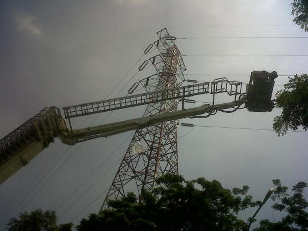 Pria berpakaian 'pocong' nekat memanjat menara SUTET