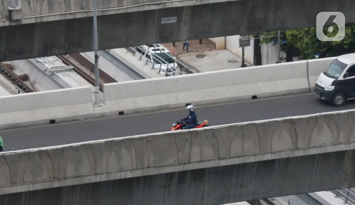 Pengendara sepeda motor menerobos ke jalan layang non tol (JLNT) Casablanca, Jakarta, Selasa (10/12/2019). Meskipun Sudah dilarang namun masih banyak para pengendara sepedah motor nekat memasuki jalur tersebut. (Liputan6.com/Angga Yuniar)