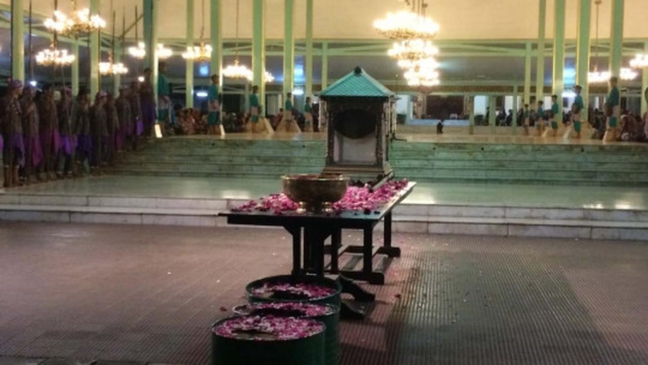 Menyaksikan kirab 1 Suro di Istana Mangkunegaran