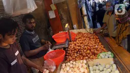 Aktivitas jual beli telur di pasar Kebayoran Lama, Jakarta, Kamis (5/7/2020).  Pemerintah lewat Kementerian Pertanian (Kementan) melarang peredaran telur ayam infertil atau telur HE (hatched eggs), tapi kenyataannya masih banyak diperjualbelikan di pasar. (Liputan6.com/Johan Tallo)