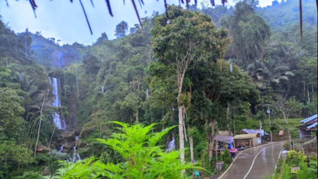 Letaknya di Pinggir Jalan