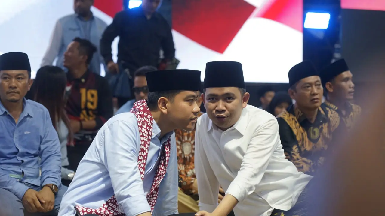 Gibran Rakabuming Raka bersalawat bersama jamaah Laskar Sholawat Nusantara di Jember Sport Center. (Istimewa).