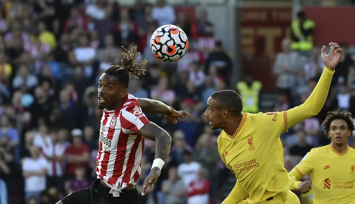 Penyerang Brentford Ivan Toney (kiri) berebut bola dengan bek Liverpool Joel Matip pada matchday keenam Liga Inggris di Brentford Community Stadium, Sabtu (25/9/2021). Liverpool ditahan imbang 3-3 oleh tuan rumah Brentford. (AP Photo/Rui Vieira)
