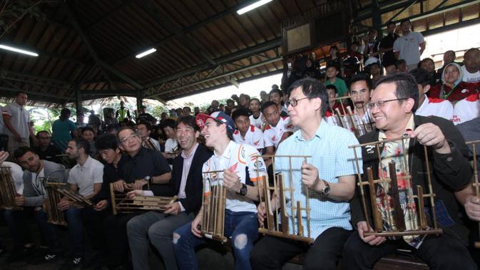 Momen Marc Marquez memainkan Angklung. (Istimewa).