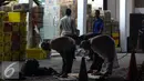 Salat Magrib berjamah dilaksanakan sejumlah peserta Aksi Damai 4 November di depan sebuah mini market, Jakarta, Jumat (4/11). (Liputan6.com/Faizal Fanani)