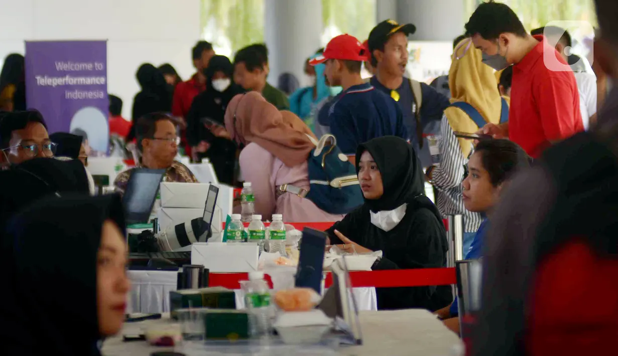 Suasana saat para pelamar kerja disabilitas menghadiri acara Job Fair Disabilitas bertajuk Cinta Disabilitas di Lapangan Banteng, Jakarta, Sabtu (3/12/2022). Sebanyak 20 perusahaan dari BUMD DKI Jakarta dan perusahaan swasta lainnya yang ikut serta dalam acara ini. (merdeka.com/Imam Buhori)