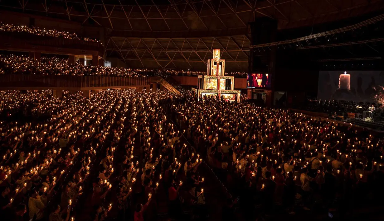 Ibadah malam Natal berlangsung khidmat. (Juni KRISWANTO/AFP)